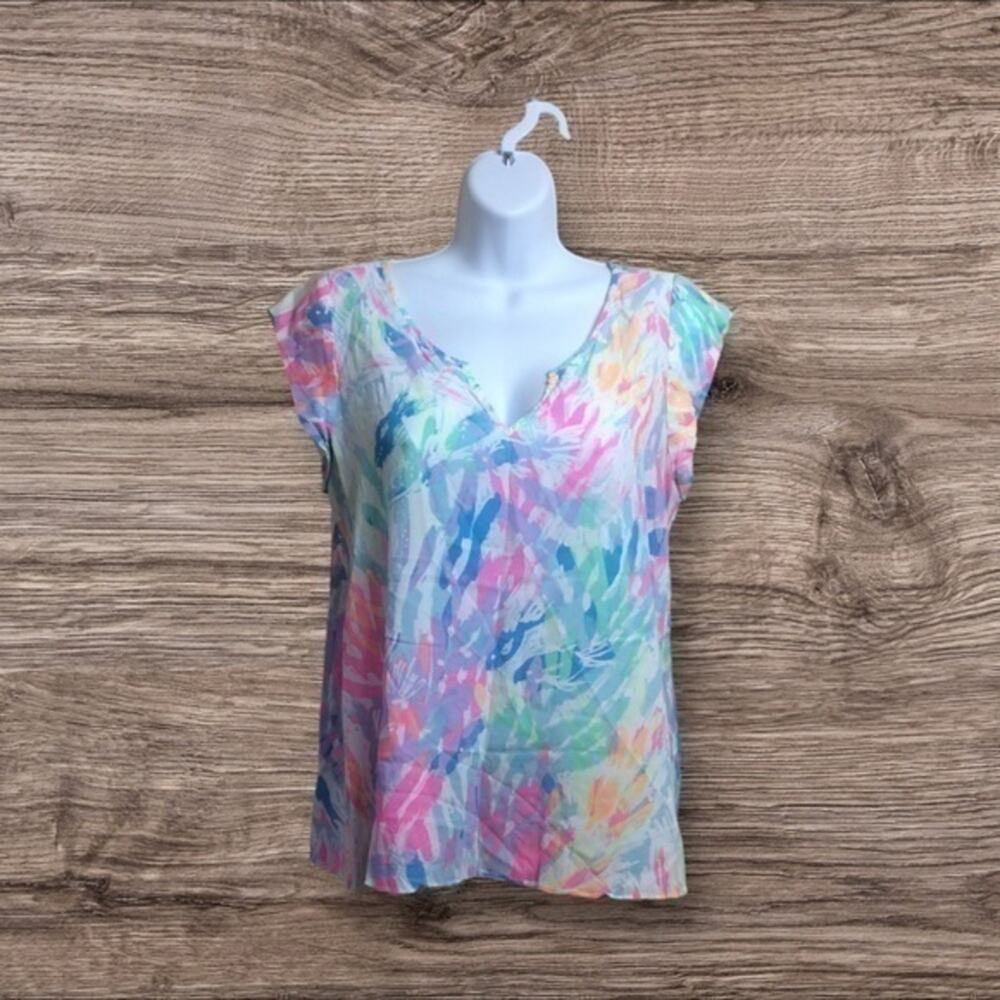Lilly Pulitzer small cap sleeve sleeveless blouse. V-neck.
